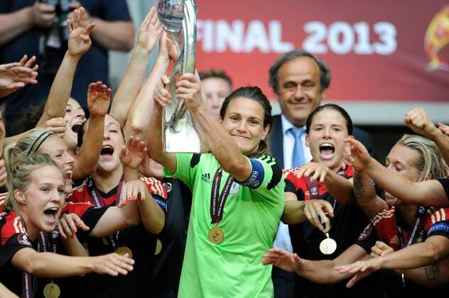 STOCKHOLM 20130608 Tysklands malvakt och matchens lirare Nadine Angerer med trofÃ n efter segern i EM-finalen i fotboll mellan Tyskland och Norge pa Friends Arena i Solna, Stockholm, pa söndagen. STOCKHOLM SVERIGE Fotboll