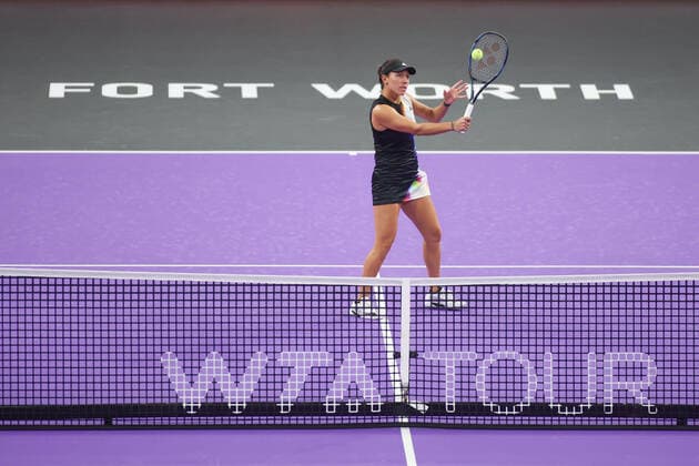 FORT WORTH, TX - OCTOBER 31: Jessica Pegula (USA) hits a backhand during the WTA, Tennis Damen Finals on October 31, 2022 at Dickies Arena in Fort Worth, TX. (Photo by George Walker Icon Sportswire) TENNIS: OCT 31 WTA Finals Icon221031001