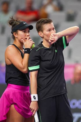 FORT WORTH, TX - OCTOBER 31: Desirae Krawczyk (USA) and Demi Schuss (NED) discuss strategy during the WTA, Tennis Damen Finals on October 31, 2022 at Dickies Arena in Fort Worth, TX. (Photo by George Walker Icon Sportswire) TENNIS: OCT 31 WTA Finals Icon221031013