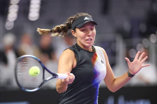 FORT WORTH, TX - OCTOBER 31: Jessica Pegula (USA) hits a forehand during the WTA, Tennis Damen Finals on October 31, 2022 at Dickies Arena in Fort Worth, TX. (Photo by George Walker Icon Sportswire) TENNIS: OCT 31 WTA Finals Icon221031039