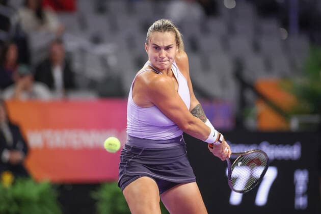FORT WORTH, TX - OCTOBER 31: Aryna Sabalenka hits a backhand during the WTA, Tennis Damen Finals on October 31, 2022 at Dickies Arena in Fort Worth, TX. (Photo by George Walker Icon Sportswire) TENNIS: OCT 31 WTA Finals Icon221031059
