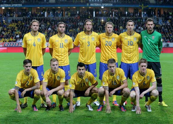 MALMÖ 2012-09-11 Svenska fotbollslandslaget innan tisdagens VM-kvalmatch i fotboll mellan Sverige och Kazakstan pa Swedbank stadion i Malmö. Övre raden fran väsnter Andreas Granqvist, Johan Elmander, Jonas Olsson, Ola Toivonen, Zlatan Ibrahimovic, Andreas Isaksson. Främre raden: Mikael Lustig, Sebastian Larsson, Behrang Safari, Pontus Wernbloom, Rasmus Elm. MALMÖ SVERIGE fotboll *** MALMÖ 2012 09 11 The Swedish national football team before Tuesdays World Cup qualifying football match between Sweden and Kazakhstan at Swedbank stadion in Malmö Top row from left Andreas Granqvist, Johan Elmander, Jonas Olsson, Ola Toivonen, Zlatan Ibrahimovic, Andreas Isaksson Front row Mikael Lustig, Sebastian Larsson, Behrang Safari, Pontus Wernbloom, Rasmus Elm MALMÖ SVERIGE football  x10600x Copyright: xAndreasxHillergrenx xTTx VM-KVAL 2012 SVE-KAZ