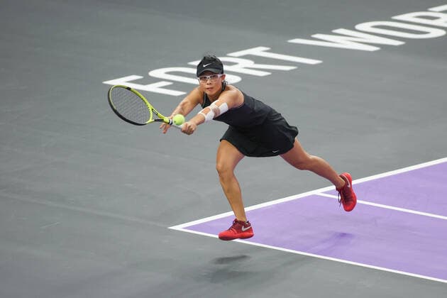 FORT WORTH, TX - OCTOBER 31: Xu Yifan (CHN) stretches for a backhand during the WTA, Tennis Damen Finals on October 31, 2022 at Dickies Arena in Fort Worth, TX. (Photo by George Walker Icon Sportswire) TENNIS: OCT 31 WTA Finals Icon221031068