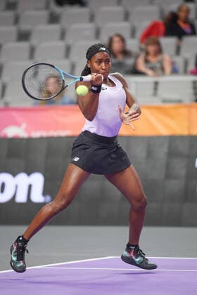 FORT WORTH, TX - OCTOBER 31: Coco Gauff (USA) hits a forehand during the WTA, Tennis Damen Finals on October 31, 2022 at Dickies Arena in Fort Worth, TX. (Photo by George Walker Icon Sportswire) TENNIS: OCT 31 WTA Finals Icon221031070