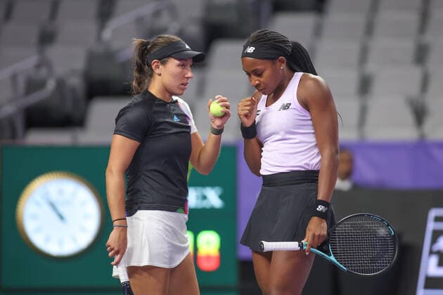 FORT WORTH, TX - OCTOBER 31: Jessica Pegula (USA) and Coco Gauff (USA) discuss strategy during the WTA, Tennis Damen Finals on October 31, 2022 at Dickies Arena in Fort Worth, TX. (Photo by George Walker Icon Sportswire) TENNIS: OCT 31 WTA Finals Icon221031074