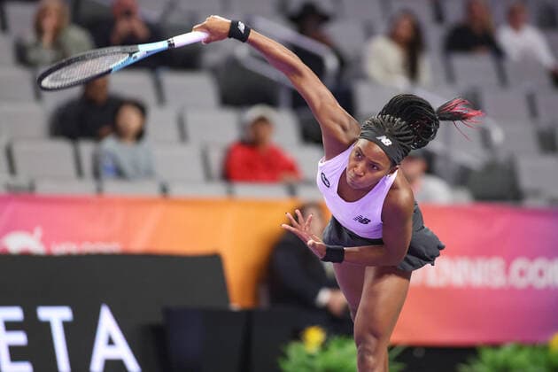 FORT WORTH, TX - OCTOBER 31: Coco Gauff (USA) serves during the WTA, Tennis Damen Finals on October 31, 2022 at Dickies Arena in Fort Worth, TX. (Photo by George Walker Icon Sportswire) TENNIS: OCT 31 WTA Finals Icon221031078
