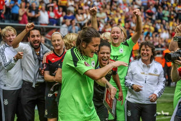 STOCKHOLM 20130608 Tysklands malvakt Nadine Angerer matchens lirare, med CÃ lia Okoyino Da Mbabi efter segern med 1-0 i EM-finalen i fotboll mellan Tyskland och Norge pa Friends Arena i Solna, Stockholm, pa söndagen. STOCKHOLM SVERIGE Fotboll