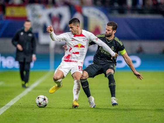Leipzigs Andre Silva gegen Real Nacho. Fussball Champions League, Vorrunde 5. Spieltag: RB Leipzig - Real Madrid FC 3:2. 25. Oktober 2022: Leipzig, Red Bull Arena. RB Leipzig - Real Madrid 3:2