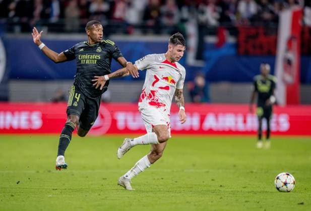 Leipzigs Dominik Szoboszlai gegen Reals David Alaba. Fussball Champions League, Vorrunde 5. Spieltag: RB Leipzig - Real Madrid FC 3:2. 25. Oktober 2022: Leipzig, Red Bull Arena. RB Leipzig - Real Madrid 3:2