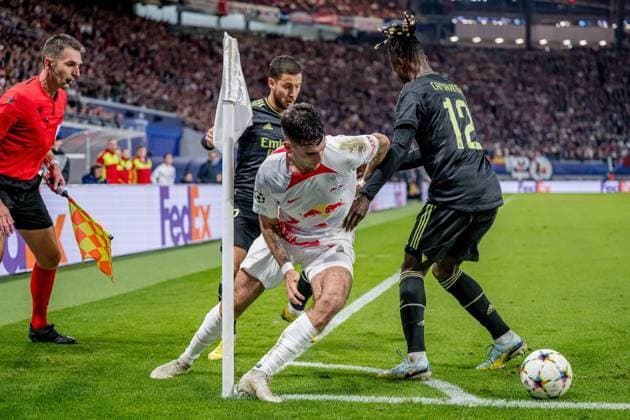 Leipzigs Dominik Szoboszlai gegen Reals Eduardo Camavinga und Eden Hazard. Fussball Champions League, Vorrunde 5. Spieltag: RB Leipzig - Real Madrid FC 3:2. 25. Oktober 2022: Leipzig, Red Bull Arena. RB Leipzig - Real Madrid 3:2