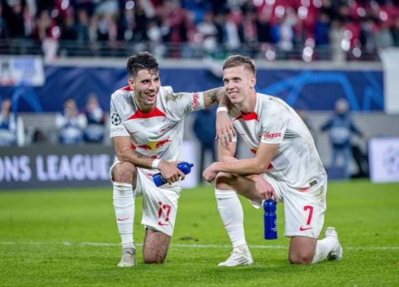 Leipzigs Team beim Schlussjubel, hier Dominik Szoboszlai und Dani Olmo. Fussball Champions League, Vorrunde 5. Spieltag: RB Leipzig - Real Madrid FC 3:2. 25. Oktober 2022: Leipzig, Red Bull Arena. RB Leipzig - Real Madrid 3:2
