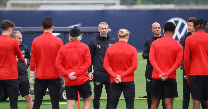 Sport Themen der Woche KW44 Sport Bilder des Tages Champions League RB Leipzig - Training 01.11.2022 Leipzig, 01.11.2022, RB Trainingszentrum, UEFA Champions League , RB Leipzig Abschlusstraining am Vortag von Donezk vs. RBLeipzig , Im Bild: Trainer Marco Rose (mi., RB Leipzig), Mannschaft. , *** Champions League RB Leipzig training 01 11 2022 Leipzig, 01 11 2022, RB training center, UEFA Champions League , RB Leipzig final training the day before Donetsk vs RBLeipzig , In the picture coach Marco Rose mi , RB Leipzig , team , Picture Point
