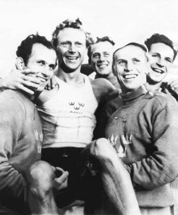 ARKIV 1948 Gert Fredriksson, guldmedaljör pa 1000 meter kanot vid OS i London 1948, hyllas av lagkamrater. Gert Fredriksson from Sweden celebrates for his gold medal in 1000 meter canoe. London Storbritannien OS x1900x *** ARCHIVE 1948 Gert Fredriksson, gold medallist in 1000 metres canoe at the 1948 London Olympics, is celebrated by teammates Gert Fredriksson from Sweden celebrates for his gold medal in 1000 metres canoe London UK Olympics x1900x  Copyright: xTTxHISTORICALx OS LONDON 1948