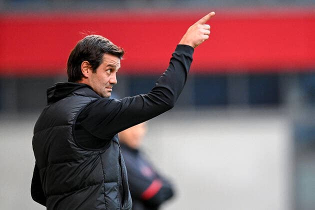 Trainer Cristian Chivu (Headcoch, Coach, Inter Mailand) gibt Anweisungen, gestikuliert, mit den Armen gestikulieren, gives instructions, gesticulate Einzelbild, Aktion, Action, 01.11.2022, München (Deutschland), Fussball, UEFA Youth League , FC Bayern München U19 - FC Internazionale Milano U19