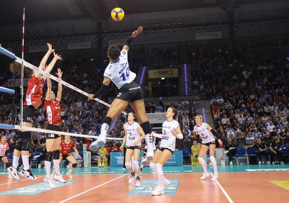 Sport Themen der Woche KW44 Sport Bilder des Tages Stuttgart , Volleyball Sparda-Bank Supercup Allianz MTV Stuttgart vs. SC Potsdam , Simone Lee ( Allianz ) *** Stuttgart , Volleyball Sparda Bank Supercup Allianz MTV Stuttgart vs SC Potsdam , Simone Lee Allianz