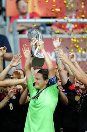 STOCKHOLM 20130608 Tysklands malvakt och matchens lirare Nadine Angerer med trofÃ n efter segern i EM-finalen i fotboll mellan Tyskland och Norge pa Friends Arena i Solna, Stockholm, pa söndagen. STOCKHOLM SVERIGE Fotboll x10400x