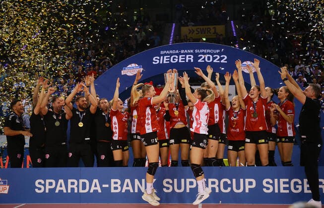 Sport Themen der Woche KW44 Sport Bilder des Tages Stuttgart , Volleyball Sparda-Bank Supercup Allianz MTV Stuttgart vs. SC Potsdam , Sieger Potsdam , vorne von links: Laura Emonts Aleksandra Jegdic , ganz rechts: Trainer Guillermo Naranja Hernandez *** Stuttgart , Volleyball Sparda Bank Supercup Allianz MTV Stuttgart vs SC Potsdam , Winner Potsdam , front from left Laura Emonts Aleksandra Jegdic , far right coach Guillermo Naranja Hernandez
