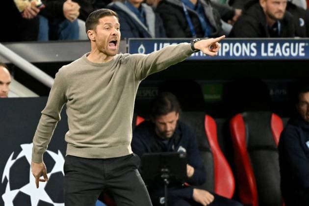 Sport Bilder des Tages Leverkusen, Bayarena, 01.11.22, GER, Herren, UEFA Champions League, Saison 2022-2023, Bayer 04 Leverkusen - FC Bruegge Bild: Trainer Xabi Alonso (Leverkusen) Nur fuer journalistische Zwecke! Only for editorial use! Gemaess den Vorgaben der DFL Deutsche Fußball Liga ist es untersagt, in dem Stadion und oder vom Spiel angefertigte Fotoaufnahmen in Form von Sequenzbildern und oder videoaehnlichen Fotostrecken zu verwerten bzw. verwerten zu lassen. DFL regulations prohibit any use of photographs as image sequences and or quasi-video. Nordrhein-Westfalen Deutschland