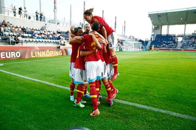 LINKÖPING 20130712 Spaniens lag jublar efter att deras lagkapten Veronica Bouqete börjar matchen med att göra 1-0 till sitt lag i matchen mot England i Dam-EM i fotboll pa Linköping arena i Linköping pa fredagkvällen. LINKÖPING SVERIGE Fotboll x60160x