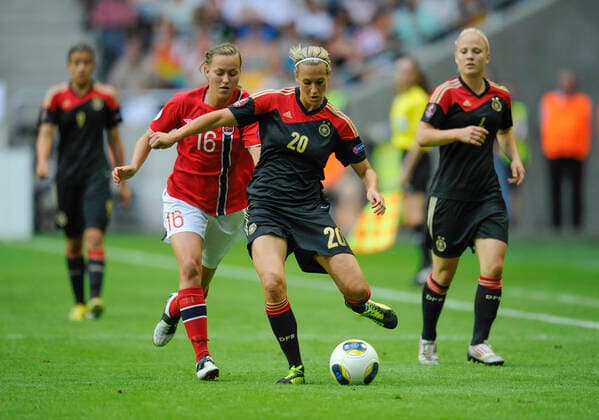STOCKHOLM 20130608 Tysklands Lena Goessling i kamp om bollen med Norges Kristine Hegland under EM-finalen i fotboll mellan Tyskland och Norge pa Friends Arena i Solna, Stockholm, pa söndagen. STOCKHOLM SVERIGE Fotboll x10400x