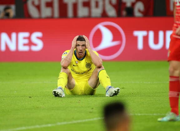 Sport Themen der Woche KW44 Sport Bilder des Tages München, Deutschland 01. November 2022: Fussball, Herren, Saison 2022 2023, FC Bayern München - Inter Mailand, Champions League, Gruppenphase, Allianz Arena Robin Gosens (Inter Mailand) greift sich an den Kopf nach vergebener Chance *** Munich, Germany 01 November 2022 football, men, season 2022 2023, FC Bayern Munich Inter Milan, Champions League, group stage, Allianz Arena Robin Gosens Inter Milan grabs his head after missed chance
