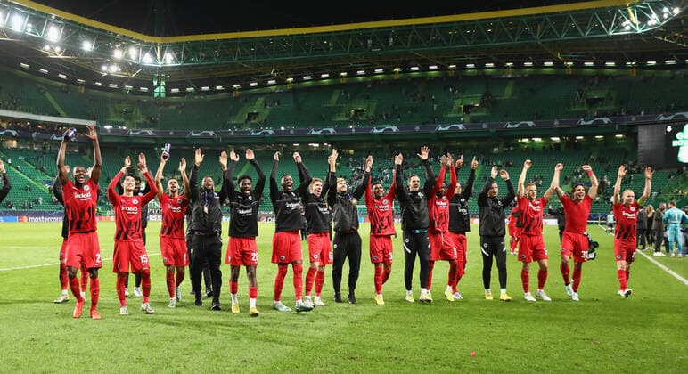 01.11.2022, Fussball UEFA Champions League, Gruppe D, Sporting Lissabon - Eintracht Frankfurt, emonline, emspor, v.l., Spieler feiern mit den Fans nach dem Spiel DFL DFB REGULATIONS PROHIBIT ANY USE OF PHOTOGRAPHS AS IMAGE SEQUENCES AND OR QUASI-VIDEO. xdcx Copyright: HMBxMedia