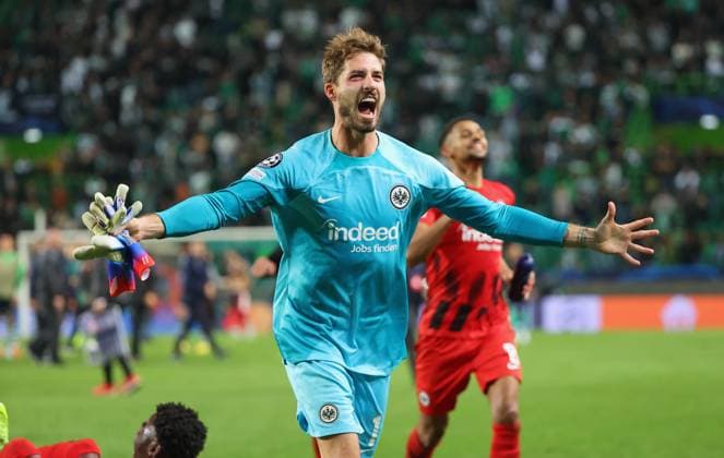 Sport Themen der Woche KW44 01.11.2022, Fussball UEFA Champions League, Gruppe D, Sporting Lissabon - Eintracht Frankfurt, emonline, emspor, v.l., Torwart Kevin Trapp (Eintracht Frankfurt) jubelt mit den Fans nach dem Spiel DFL DFB REGULATIONS PROHIBIT ANY USE OF PHOTOGRAPHS AS IMAGE SEQUENCES AND OR QUASI-VIDEO. xdcx *** 01 11 2022, football UEFA Champions League, group D, Sporting Lisbon Eintracht Frankfurt, emonline, emspor, v l , goalkeeper Kevin Trapp Eintracht Frankfurt cheers with fans after the match DFL DFB REGULATES PROHIBIT ANY USE OF PHOTOGRAPHS AS IMAGE SEQUENCES AND OR QUASI VIDEO xdcx Copyright: HMBxMedia