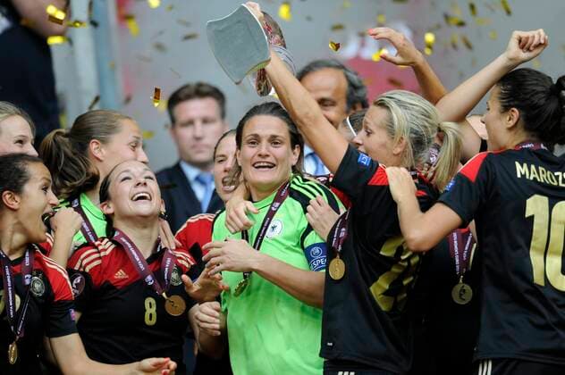 STOCKHOLM 20130608 Tysklands malvakt och matchens lirare Nadine Angerer med EM-trofÃ n efter segern i EM-finalen i fotboll mellan Tyskland och Norge pa Friends Arena i Solna, Stockholm, pa söndagen. STOCKHOLM SVERIGE Fotboll x10400x