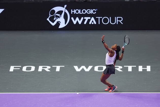 FORT WORTH, TX - NOVEMBER 01: Coco Gauff (USA) serves during the WTA, Tennis Damen Finals on November 1, 2022 at Dickies Arena in Fort Worth, TX. (Photo by George Walker Icon Sportswire) TENNIS: NOV 01 WTA Finals Icon221101033