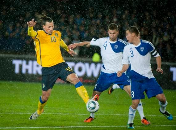 HELSINGFORS 2011-10-07 Sveriges Zlatan Ibrahimovic i kamp om bollen med Finlands Joona Toivio och Niklas Moisander i fredagens Euro 2012 EM-kvalmatch i fotboll mellan Finland och Sverige pa Olympiastadion i Helsingfors. Sverige vannm med 1-2. Foto Jonas Ekströmer SCANPIX Kod 10030 HELSINGFORS FINLAND x10030x