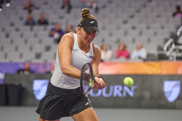 FORT WORTH, TX - NOVEMBER 01: Beatriz Haddad Maia (BRA) hits a backhand during the WTA, Tennis Damen Finals on November 1, 2022 at Dickies Arena in Fort Worth, TX. (Photo by George Walker Icon Sportswire) TENNIS: NOV 01 WTA Finals Icon221101044