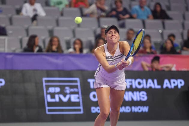 FORT WORTH, TX - NOVEMBER 01: Giuliana Olmos (MEX) hits a backhand during the WTA, Tennis Damen Finals on November 1, 2022 at Dickies Arena in Fort Worth, TX. (Photo by George Walker Icon Sportswire) TENNIS: NOV 01 WTA Finals Icon221101048