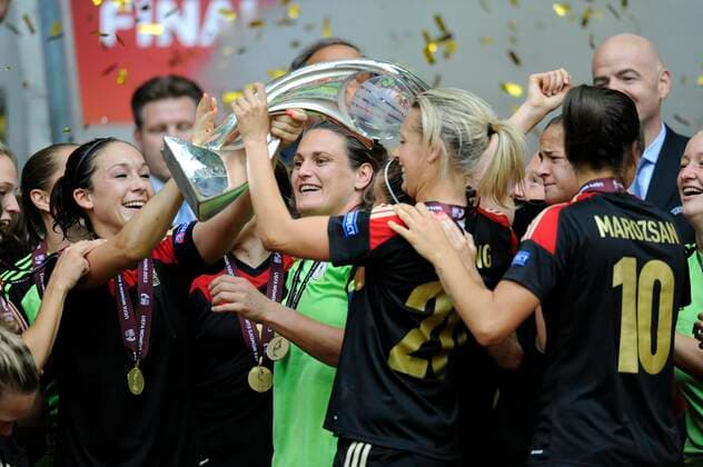 STOCKHOLM 20130608 Tysklands malvakt och matchens lirare Nadine Angerer med EM-trofÃ n efter segern i EM-finalen i fotboll mellan Tyskland och Norge pa Friends Arena i Solna, Stockholm, pa söndagen. STOCKHOLM SVERIGE Fotboll x10400x