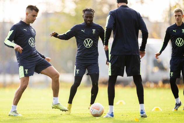 221102 Jonas Knudsen and Buya Turay during a training session with Malmö FF on November 2, 2022 in Malmö. Photo: Petter Arvidson BILDBYRAN kod PA PA0426 fotboll football soccer fotball uefa europa league träning practice training malmö ff bbeng Copyright: PETTERxARVIDSON BB221102PA036