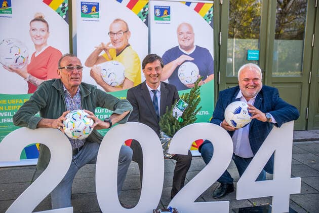 Die Organisatoren des Standorts Leipzig haben heute die Markenbotschafter für den Spielort Leipzig zur UEFA Europameisterschaft 2024 bekanntgegeben. Neben dem bereits zuvor bekannt gewordenen Zoo Direktor Jörg Junhold, werden die Co-Trainerin bei RB Leipzig Antje Mittag sowie der Dramaturg, Intendant und Regisseur Jürgen Zielinski. Antje Mittag war bei dem Termin nicht anwesend. Hier mit Heiko Rosenthal, Bürgermeister in LEipzig