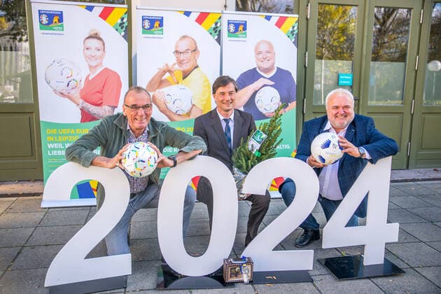Die Organisatoren des Standorts Leipzig haben heute die Markenbotschafter für den Spielort Leipzig zur UEFA Europameisterschaft 2024 bekanntgegeben. Neben dem bereits zuvor bekannt gewordenen Zoo Direktor Jörg Junhold, werden die Co-Trainerin bei RB Leipzig Antje Mittag sowie der Dramaturg, Intendant und Regisseur Jürgen Zielinski. Antje Mittag war bei dem Termin nicht anwesend. Hier mit Heiko Rosenthal, Bürgermeister in LEipzig