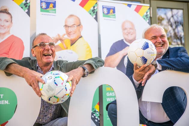 Die Organisatoren des Standorts Leipzig haben heute die Markenbotschafter für den Spielort Leipzig zur UEFA Europameisterschaft 2024 bekanntgegeben. Neben dem bereits zuvor bekannt gewordenen Zoo Direktor Jörg Junhold, werden die Co-Trainerin bei RB Leipzig Antje Mittag sowie der Dramaturg, Intendant und Regisseur Jürgen Zielinski. Antje Mittag war bei dem Termin nicht anwesend.