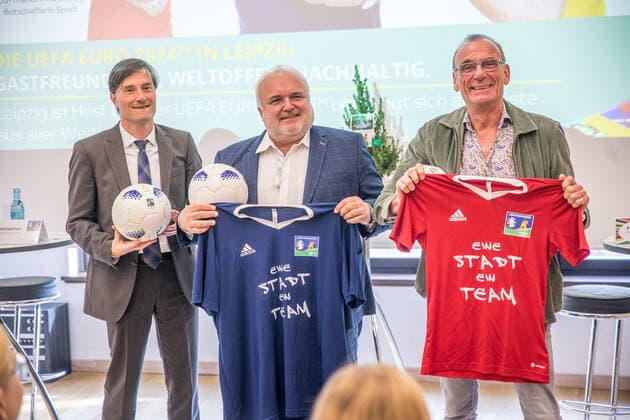 Die Organisatoren des Standorts Leipzig haben heute die Markenbotschafter für den Spielort Leipzig zur UEFA Europameisterschaft 2024 bekanntgegeben. Neben dem bereits zuvor bekannt gewordenen Zoo Direktor Jörg Junhold, werden die Co-Trainerin bei RB Leipzig Antje Mittag sowie der Dramaturg, Intendant und Regisseur Jürgen Zielinski. Antje Mittag war bei dem Termin nicht anwesend.