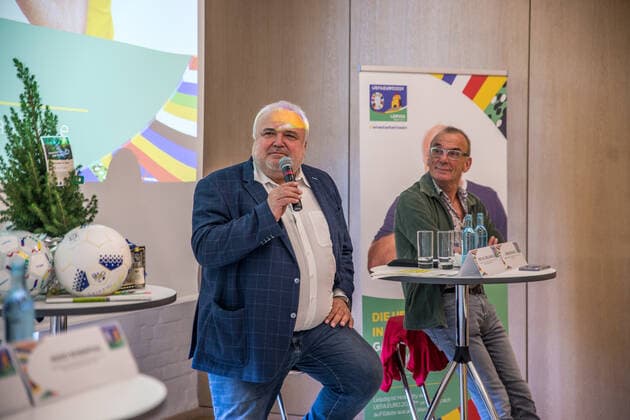 Die Organisatoren des Standorts Leipzig haben heute die Markenbotschafter für den Spielort Leipzig zur UEFA Europameisterschaft 2024 bekanntgegeben. Neben dem bereits zuvor bekannt gewordenen Zoo Direktor Jörg Junhold, werden die Co-Trainerin bei RB Leipzig Antje Mittag sowie der Dramaturg, Intendant und Regisseur Jürgen Zielinski. Antje Mittag war bei dem Termin nicht anwesend.