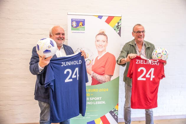 Die Organisatoren des Standorts Leipzig haben heute die Markenbotschafter für den Spielort Leipzig zur UEFA Europameisterschaft 2024 bekanntgegeben. Neben dem bereits zuvor bekannt gewordenen Zoo Direktor Jörg Junhold, werden die Co-Trainerin bei RB Leipzig Antje Mittag sowie der Dramaturg, Intendant und Regisseur Jürgen Zielinski. Antje Mittag war bei dem Termin nicht anwesend.