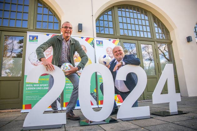Die Organisatoren des Standorts Leipzig haben heute die Markenbotschafter für den Spielort Leipzig zur UEFA Europameisterschaft 2024 bekanntgegeben. Neben dem bereits zuvor bekannt gewordenen Zoo Direktor Jörg Junhold, werden die Co-Trainerin bei RB Leipzig Antje Mittag sowie der Dramaturg, Intendant und Regisseur Jürgen Zielinski. Antje Mittag war bei dem Termin nicht anwesend.
