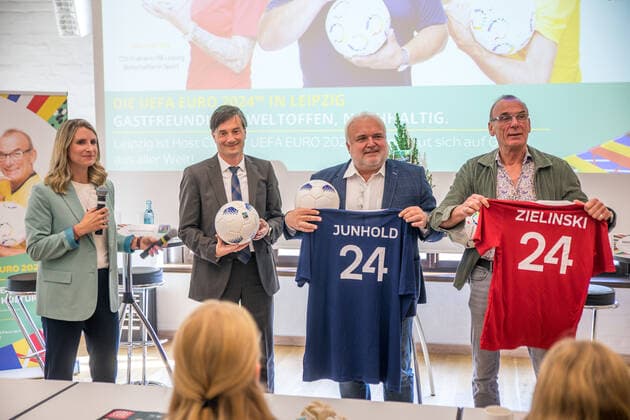 Die Organisatoren des Standorts Leipzig haben heute die Markenbotschafter für den Spielort Leipzig zur UEFA Europameisterschaft 2024 bekanntgegeben. Neben dem bereits zuvor bekannt gewordenen Zoo Direktor Jörg Junhold, werden die Co-Trainerin bei RB Leipzig Antje Mittag sowie der Dramaturg, Intendant und Regisseur Jürgen Zielinski. Antje Mittag war bei dem Termin nicht anwesend.