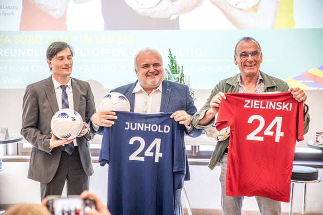 Die Organisatoren des Standorts Leipzig haben heute die Markenbotschafter für den Spielort Leipzig zur UEFA Europameisterschaft 2024 bekanntgegeben. Neben dem bereits zuvor bekannt gewordenen Zoo Direktor Jörg Junhold, werden die Co-Trainerin bei RB Leipzig Antje Mittag sowie der Dramaturg, Intendant und Regisseur Jürgen Zielinski. Antje Mittag war bei dem Termin nicht anwesend.