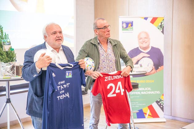 Die Organisatoren des Standorts Leipzig haben heute die Markenbotschafter für den Spielort Leipzig zur UEFA Europameisterschaft 2024 bekanntgegeben. Neben dem bereits zuvor bekannt gewordenen Zoo Direktor Jörg Junhold, werden die Co-Trainerin bei RB Leipzig Antje Mittag sowie der Dramaturg, Intendant und Regisseur Jürgen Zielinski. Antje Mittag war bei dem Termin nicht anwesend.