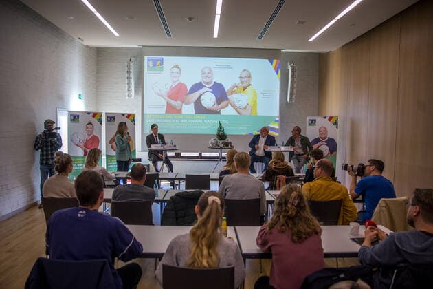 Die Organisatoren des Standorts Leipzig haben heute die Markenbotschafter für den Spielort Leipzig zur UEFA Europameisterschaft 2024 bekanntgegeben. Neben dem bereits zuvor bekannt gewordenen Zoo Direktor Jörg Junhold, werden die Co-Trainerin bei RB Leipzig Antje Mittag sowie der Dramaturg, Intendant und Regisseur Jürgen Zielinski. Antje Mittag war bei dem Termin nicht anwesend.