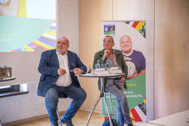 Die Organisatoren des Standorts Leipzig haben heute die Markenbotschafter für den Spielort Leipzig zur UEFA Europameisterschaft 2024 bekanntgegeben. Neben dem bereits zuvor bekannt gewordenen Zoo Direktor Jörg Junhold, werden die Co-Trainerin bei RB Leipzig Antje Mittag sowie der Dramaturg, Intendant und Regisseur Jürgen Zielinski. Antje Mittag war bei dem Termin nicht anwesend.