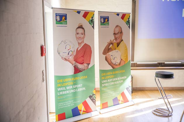 Die Organisatoren des Standorts Leipzig haben heute die Markenbotschafter für den Spielort Leipzig zur UEFA Europameisterschaft 2024 bekanntgegeben. Neben dem bereits zuvor bekannt gewordenen Zoo Direktor Jörg Junhold, werden die Co-Trainerin bei RB Leipzig Antje Mittag sowie der Dramaturg, Intendant und Regisseur Jürgen Zielinski. Antje Mittag war bei dem Termin nicht anwesend.