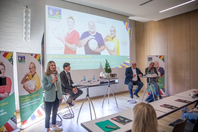 Die Organisatoren des Standorts Leipzig haben heute die Markenbotschafter für den Spielort Leipzig zur UEFA Europameisterschaft 2024 bekanntgegeben. Neben dem bereits zuvor bekannt gewordenen Zoo Direktor Jörg Junhold, werden die Co-Trainerin bei RB Leipzig Antje Mittag sowie der Dramaturg, Intendant und Regisseur Jürgen Zielinski. Antje Mittag war bei dem Termin nicht anwesend.