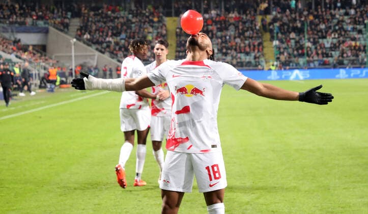 Sport Themen der Woche KW44 Sport Bilder des Tages Donezk - RB Leipzig 02.11.2022 Warschau, Polen, 02.11.2022, Wojska Polskiego Stadion, Fussball, UEFA Champions League, Gruppe F, 6. Spieltag , Shakhtar Donezk (UKR) vs. RB Leipzig (GER) , Tor für Leipzig zum 0:1. Im Bild: Torjubel von Torschütze Christopher Nkunku (18, RB Leipzig) mit Luftballon. , UEFA regulations prohibit any use of photographs as image sequences and or quasi-video , *** Donetsk RB Leipzig 02 11 2022 Warsaw, Poland, 02 11 2022, Wojska Polskiego Stadium, Football, UEFA Champions League, Group F, Matchday 6 , Shakhtar Donetsk UKR vs RB Leipzig GER , Goal for Leipzig to 0 1 In the picture goal celebration of goal scorer Christopher Nkunku 18, RB Leipzig with balloon , UEFA regulations prohibit any use of photographs as image sequences and or quasi video , Picture Point