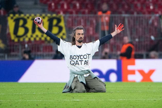 Sport Themen der Woche KW44 Sport Bilder des Tages Aktivist mit Boycott Qatar T-Shirt und Blut an den Haenden stuermt auf das Spielfeld, DEN, FC Kopenhagen vs. Borussia Dortmund, UEFA Champions League, 6. Spieltag Gruppe G, Spielzeit 2022 2023, 02.11.2022 DFB DFL regulations prohibit any use of photographs as image sequences and or quasi-video DEN, FC Kopenhagen vs. Borussia Dortmund, UEFA Champions League, 6. Spieltag Gruppe G, Spielzeit 2022 2023, 02.11.2022 Kopenhagen *** Activist with Boycott Qatar T shirt and blood on his hands rushes onto the pitch, DEN, FC Copenhagen vs Borussia Dortmund, UEFA Champions League, Matchday 6 Group G, Season 2022 2023, 02 11 2022 DFB DFL regulations prohibit any use of photographs as image sequences and or quasi video DEN, FC Copenhagen vs Borussia Dortmund, UEFA Champions League, Matchday 6 Group G, Season 2022 2023, 02 11 2022 Copenhagen Copyright: xEibner Memmlerx EP_MMR